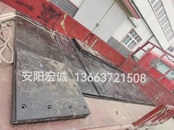 自卸車(chē)車(chē)底滑板發(fā)貨南寧，安陽(yáng)宏誠(chéng)自卸車(chē)車(chē)底滑板卸車(chē)沒(méi)煩惱！